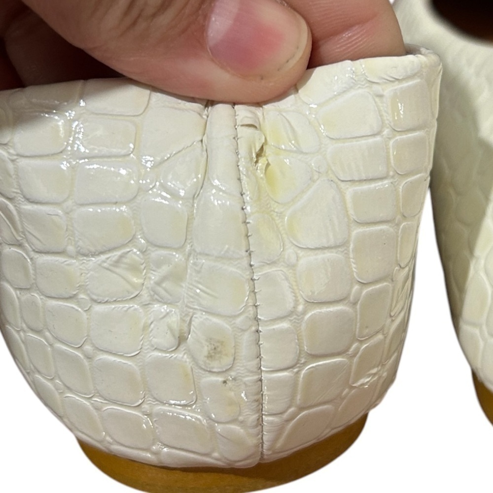 Women’s Off White Croc-Embossed Faux Leather Flats with “H” Gold Accent Sz 6.5 - Picture 13 of 13